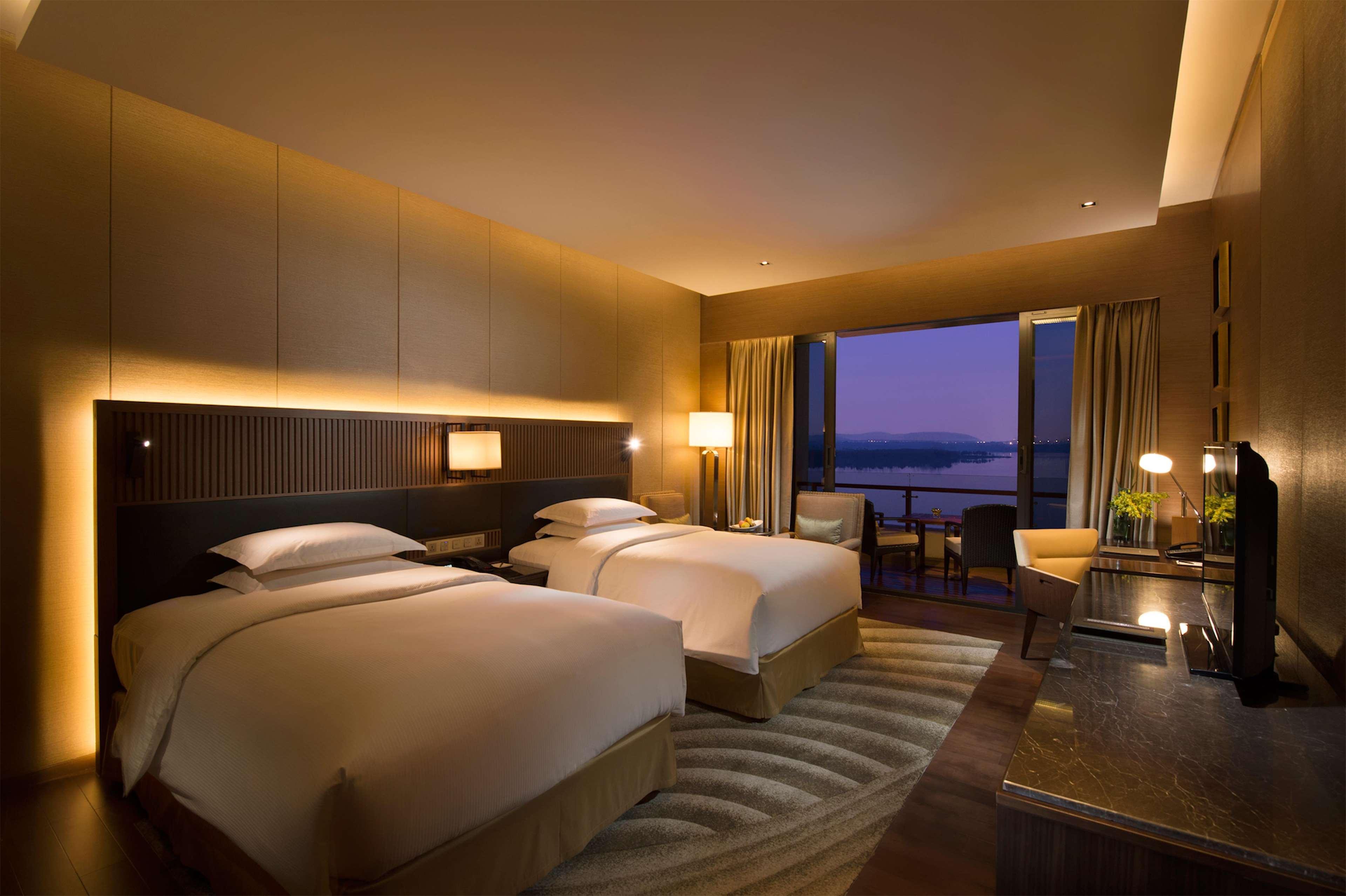Hilton Wuhan Optics Valley Esterno foto
