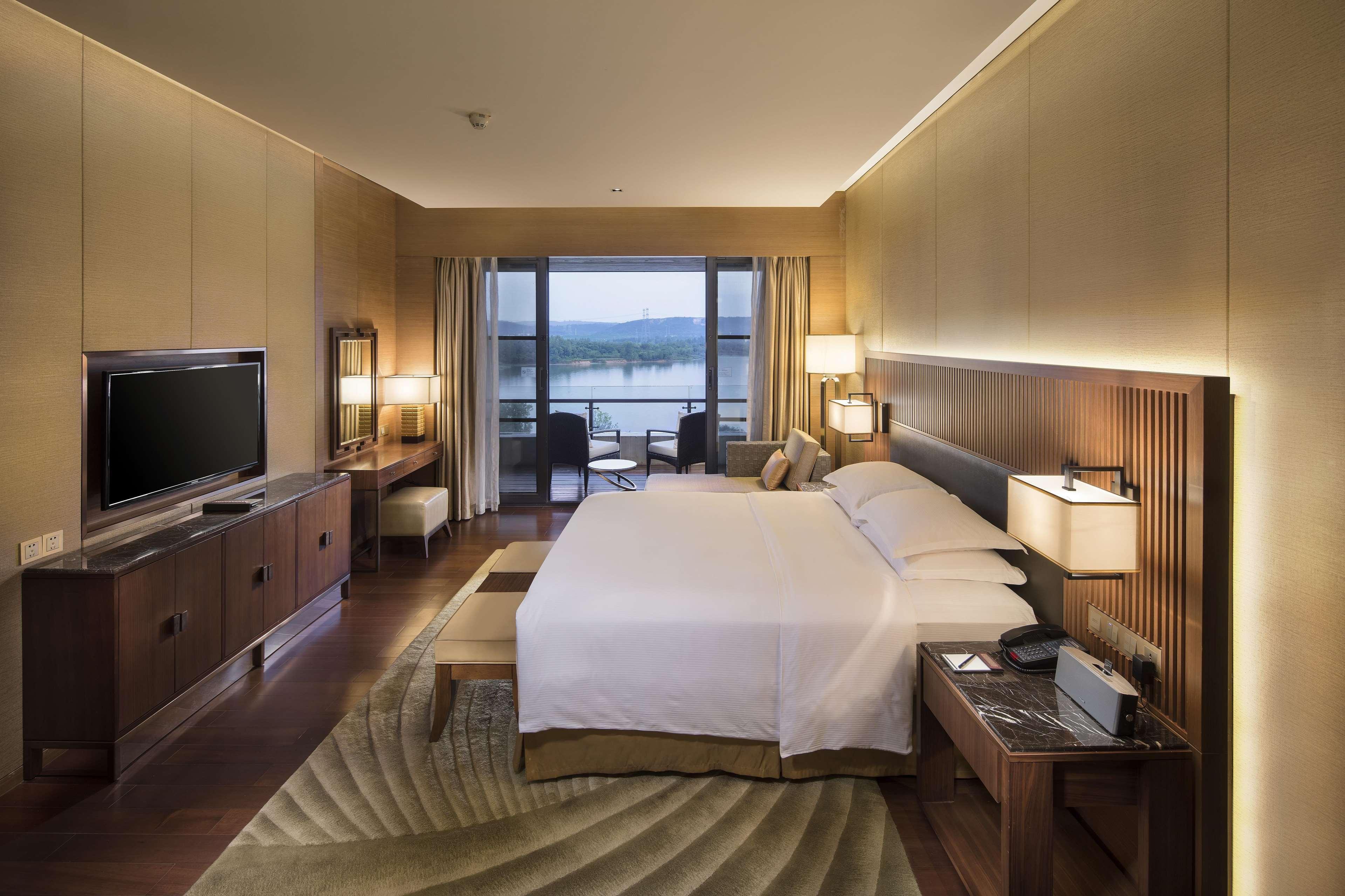Hilton Wuhan Optics Valley Esterno foto
