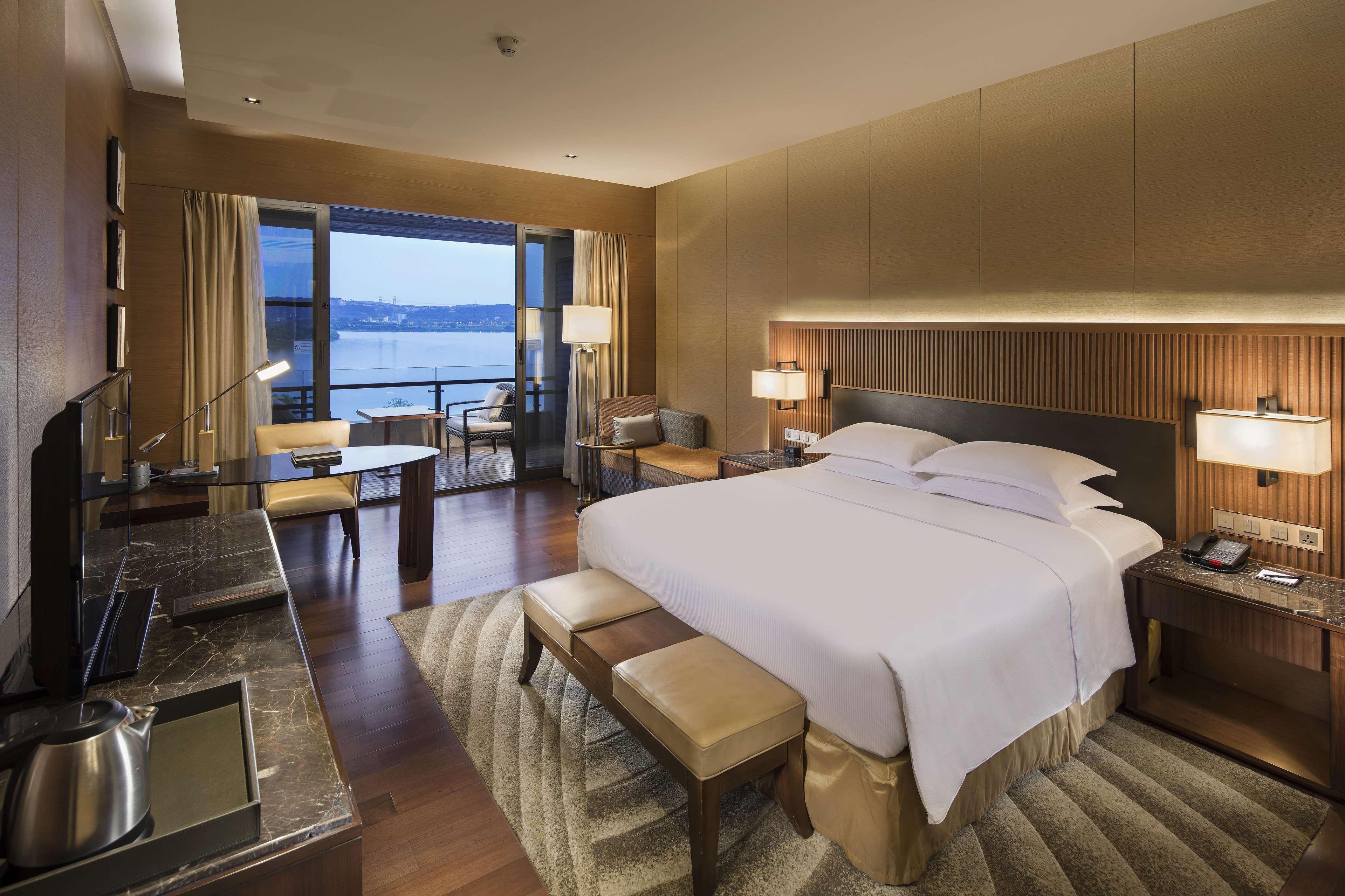 Hilton Wuhan Optics Valley Esterno foto