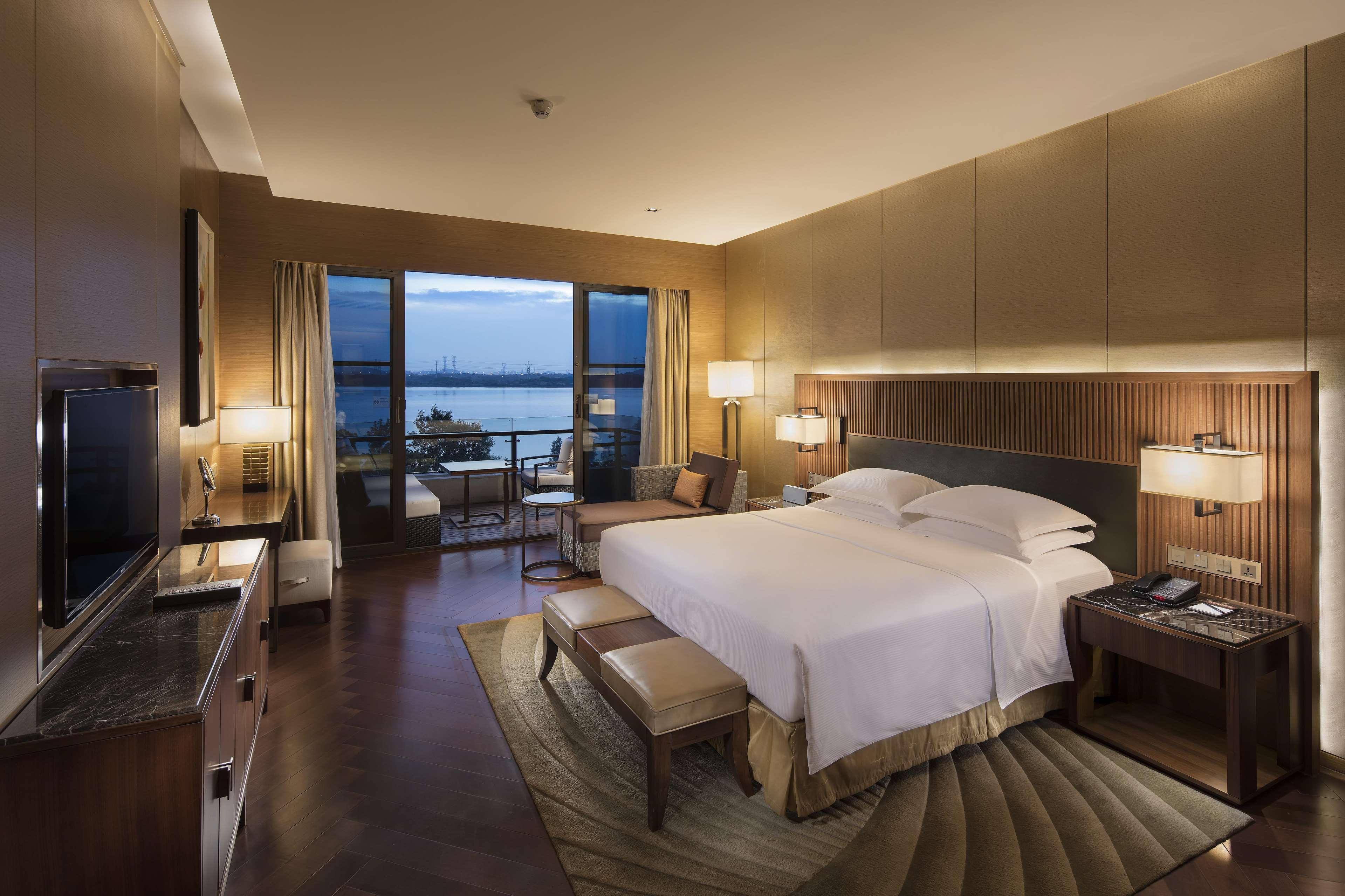 Hilton Wuhan Optics Valley Esterno foto