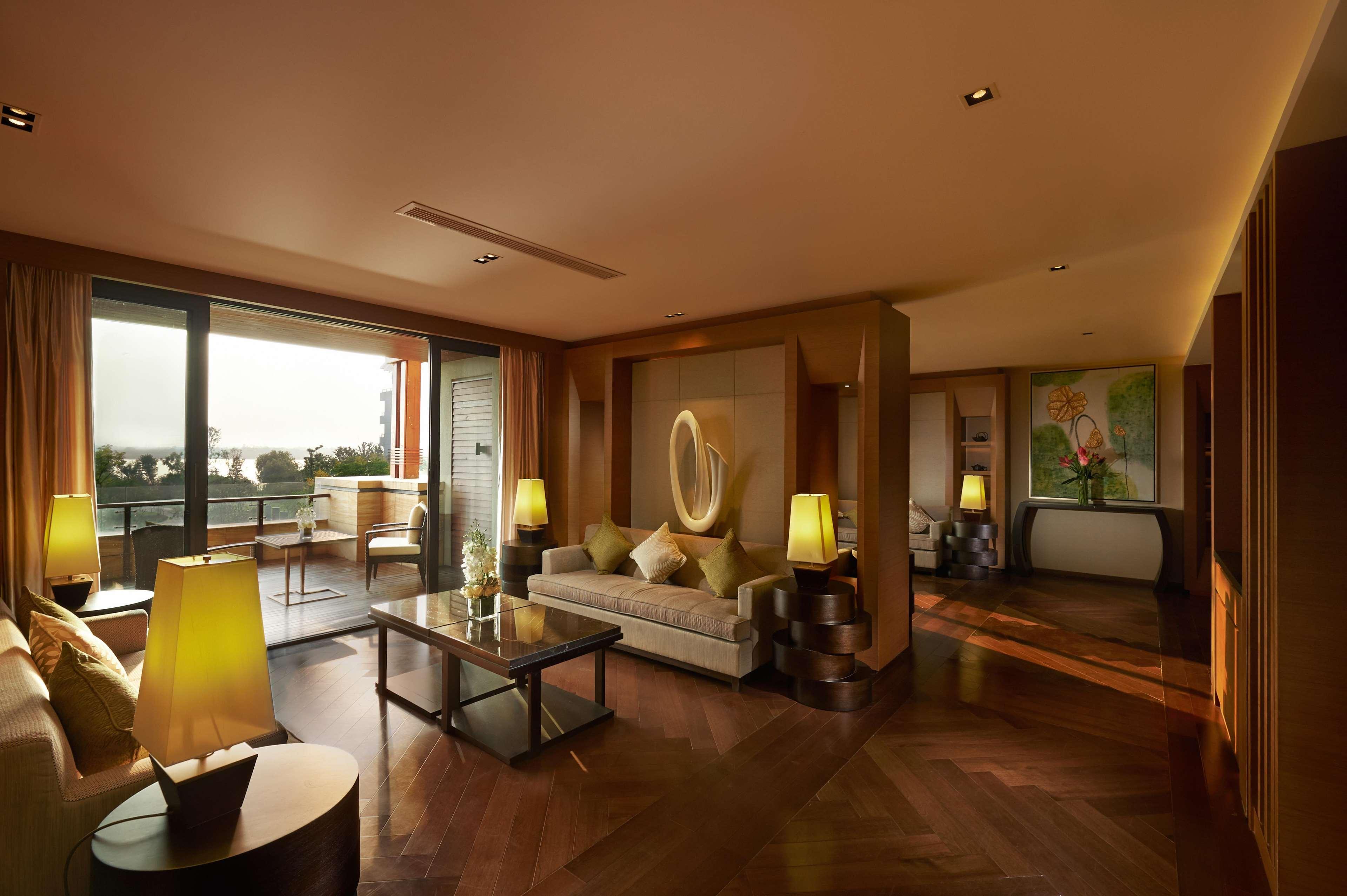 Hilton Wuhan Optics Valley Esterno foto