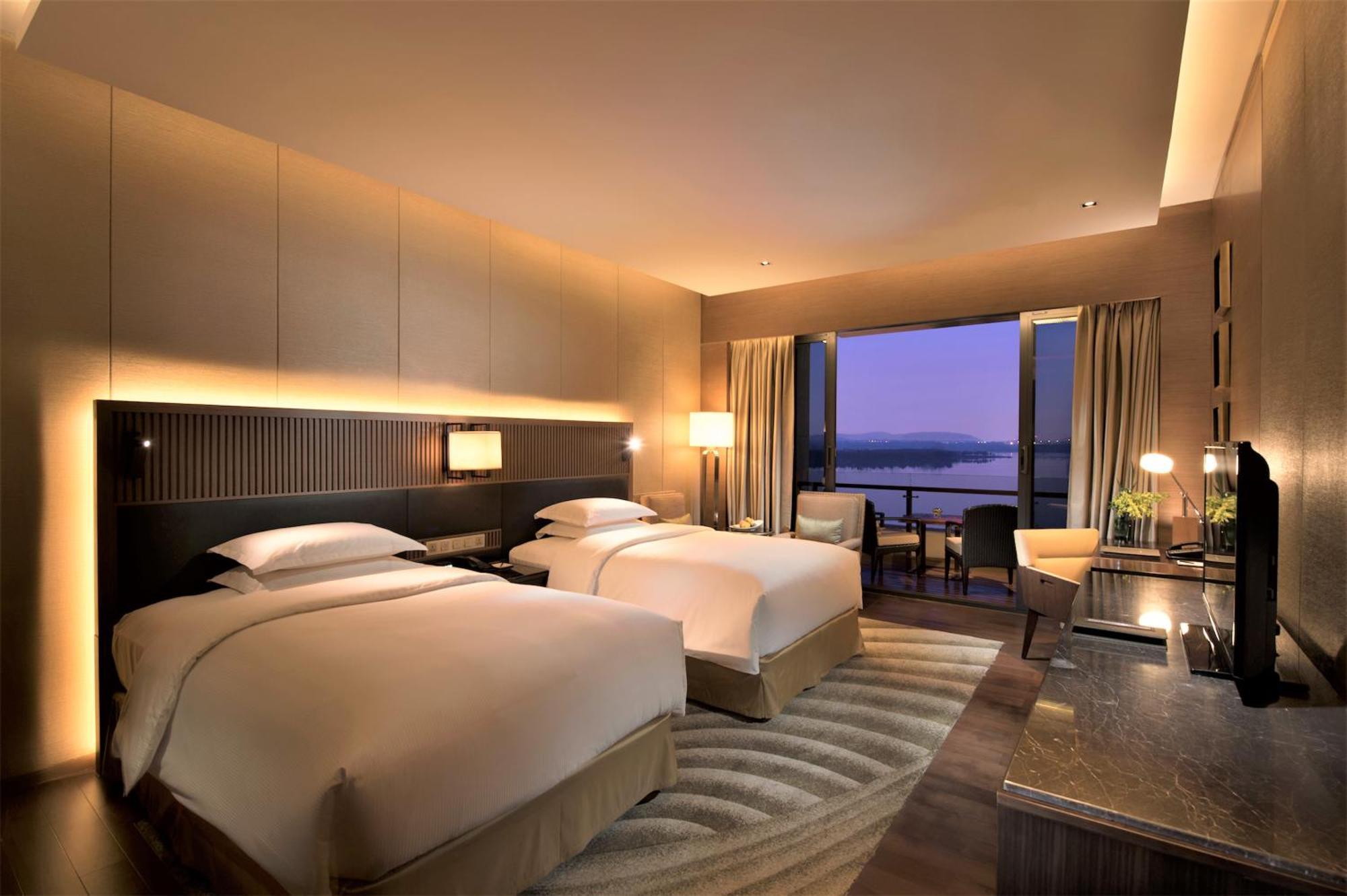 Hilton Wuhan Optics Valley Esterno foto