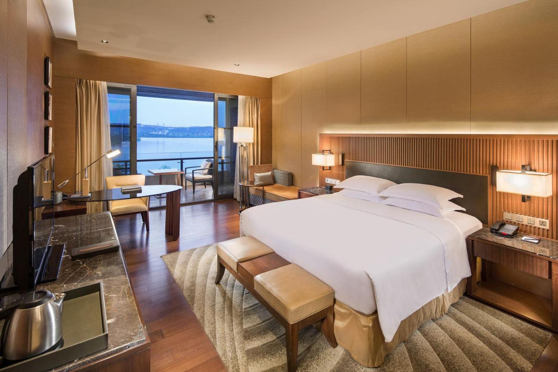 Hilton Wuhan Optics Valley Esterno foto