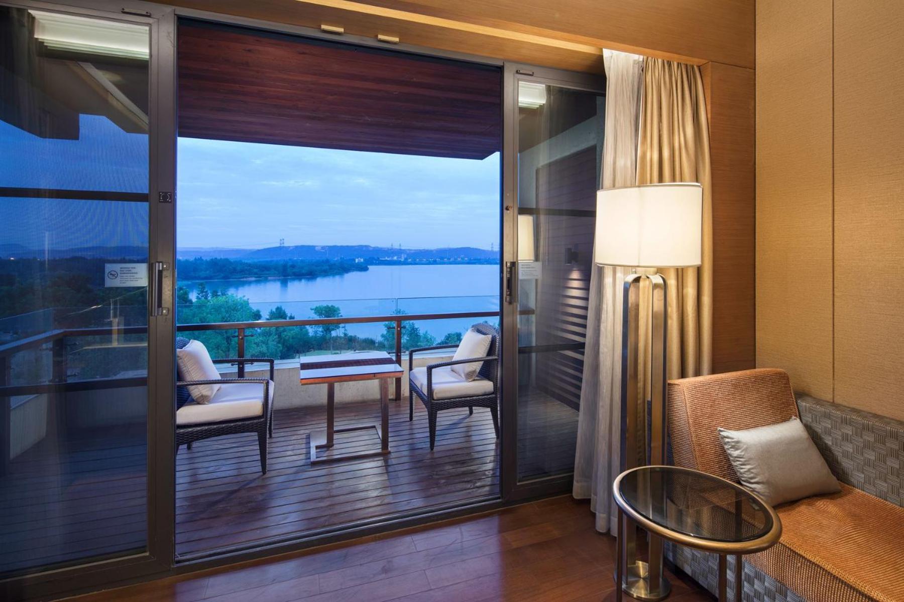 Hilton Wuhan Optics Valley Esterno foto