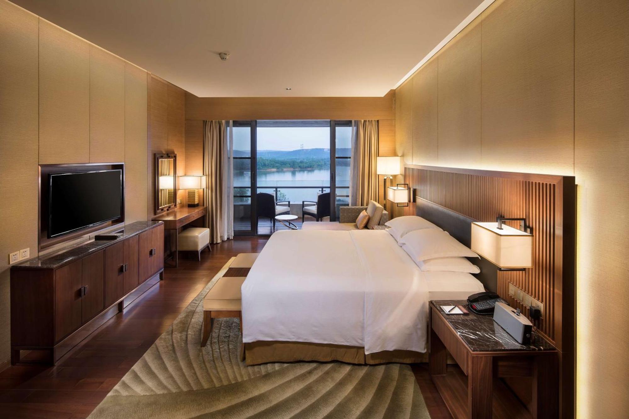 Hilton Wuhan Optics Valley Esterno foto