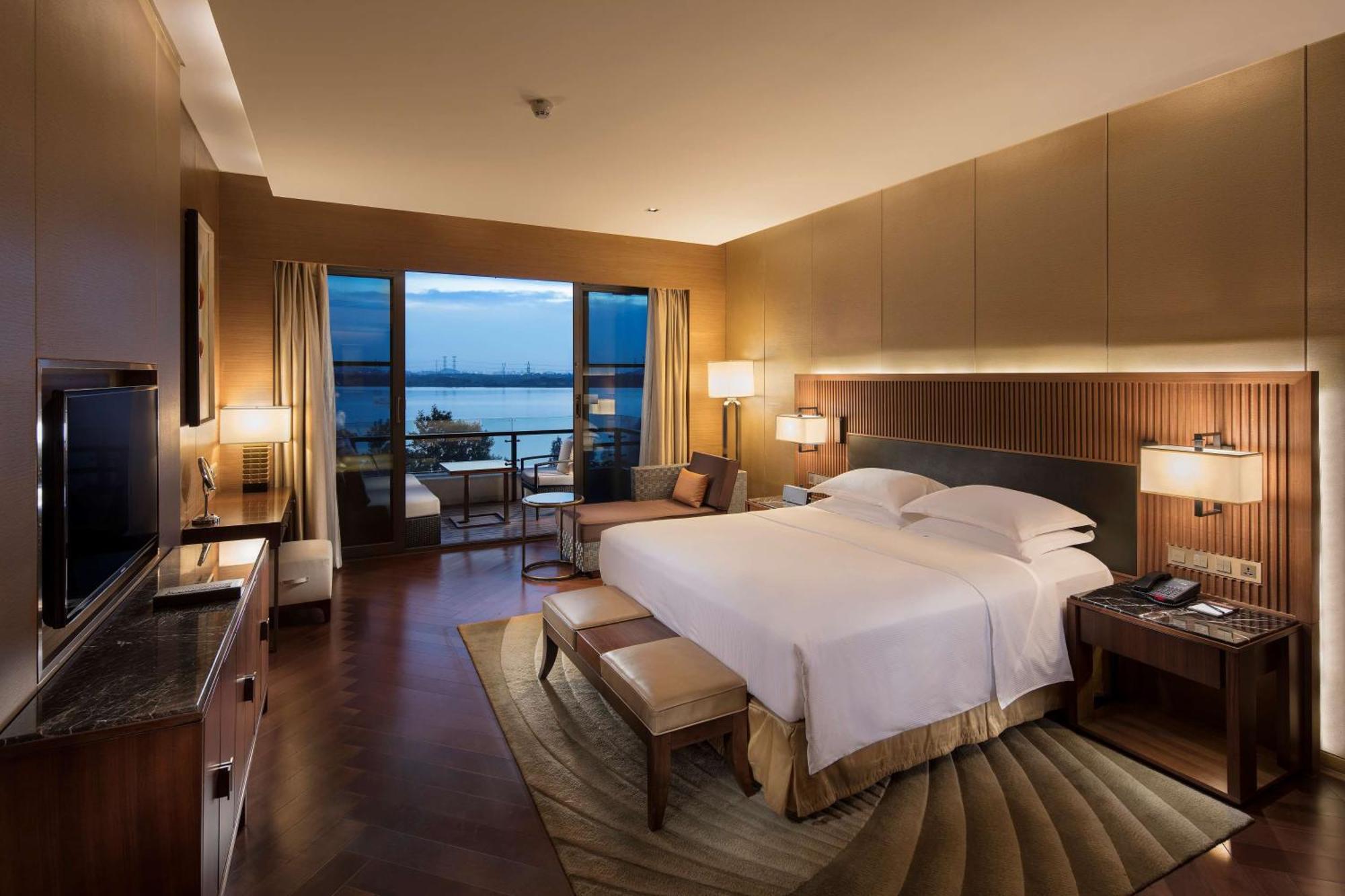 Hilton Wuhan Optics Valley Esterno foto
