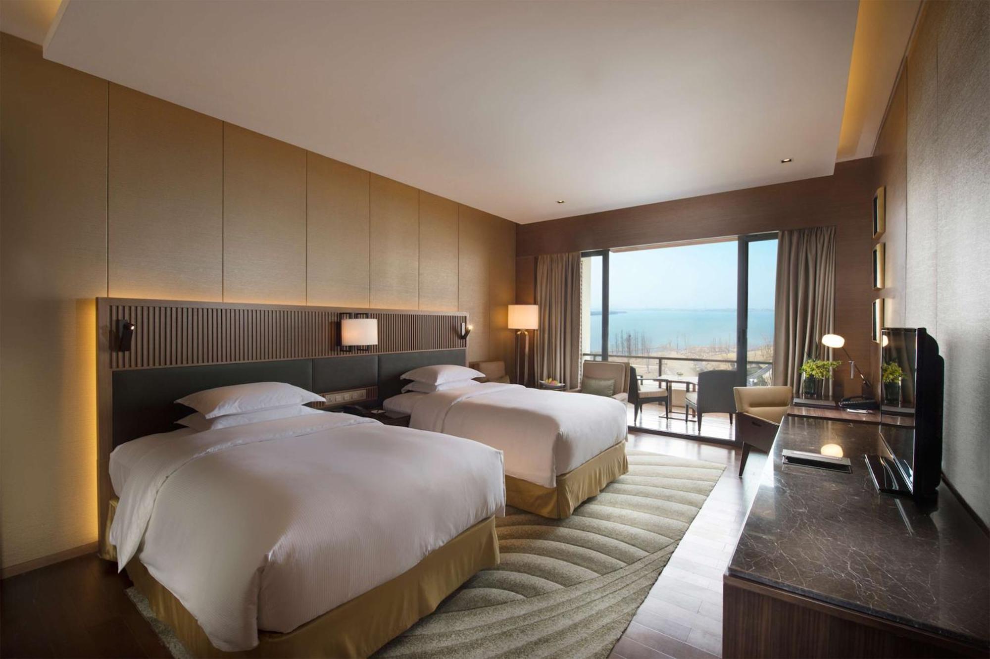Hilton Wuhan Optics Valley Esterno foto