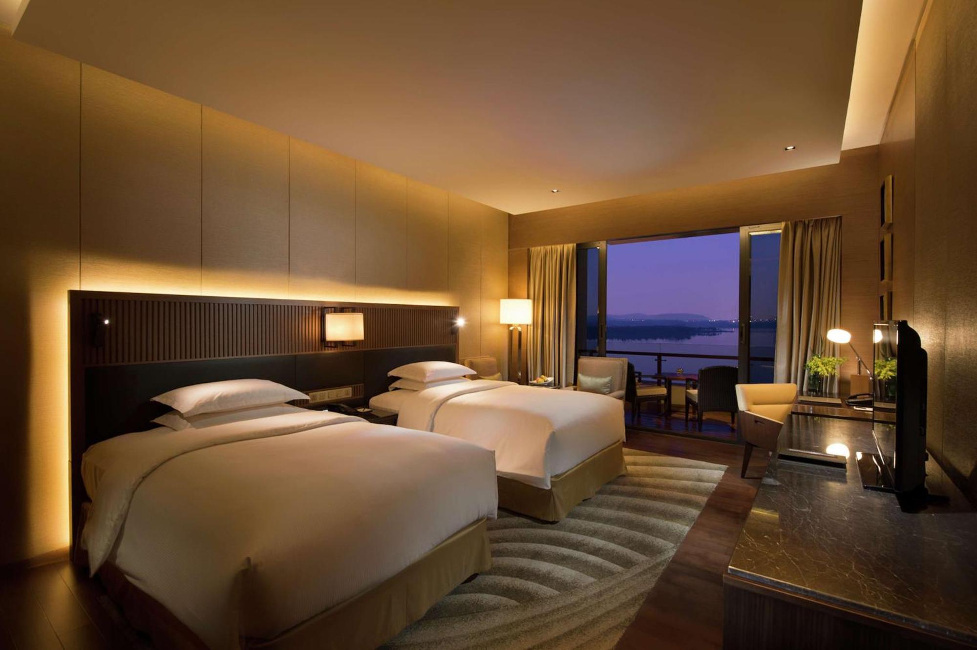 Hilton Wuhan Optics Valley Esterno foto