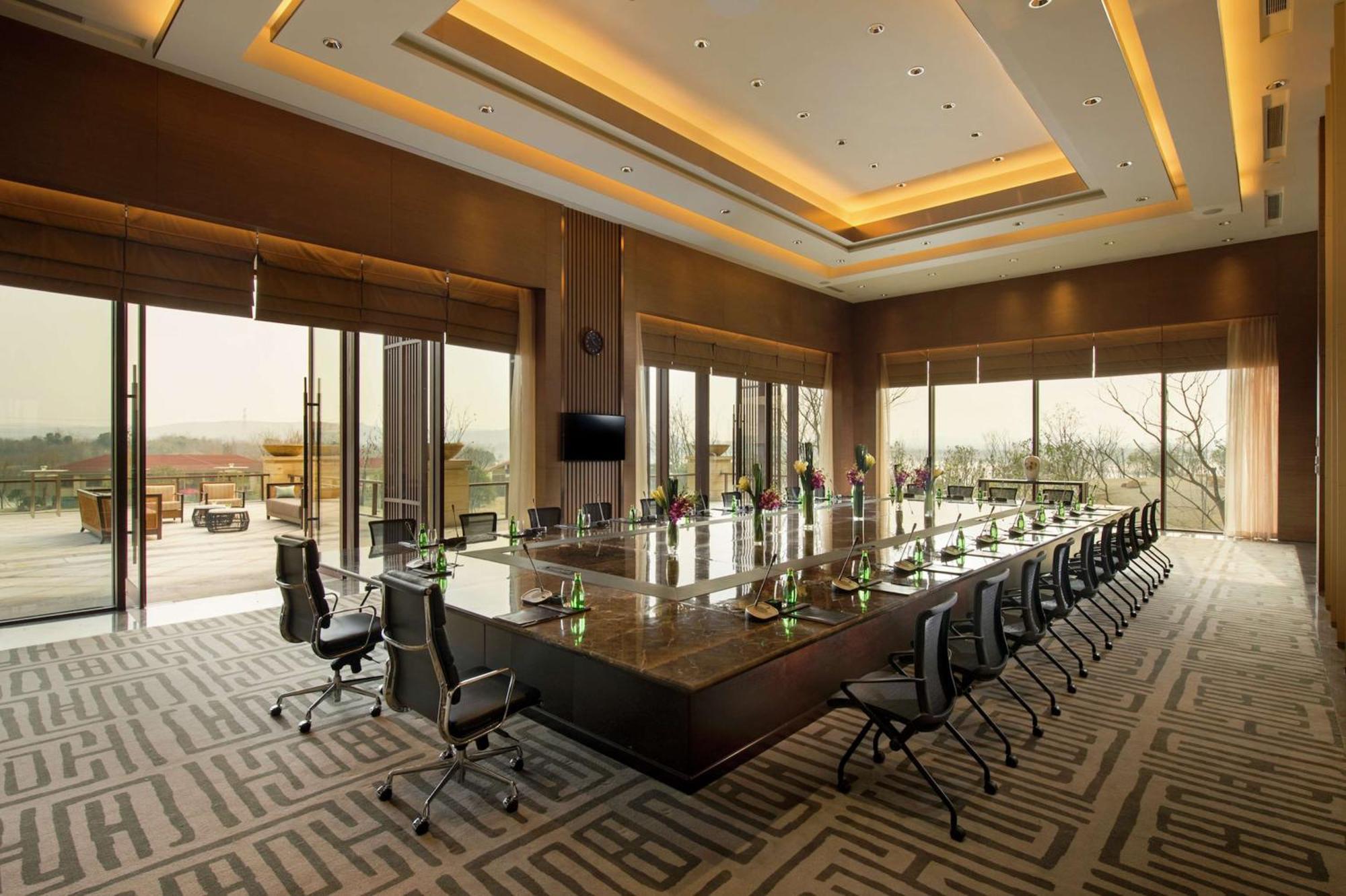 Hilton Wuhan Optics Valley Esterno foto