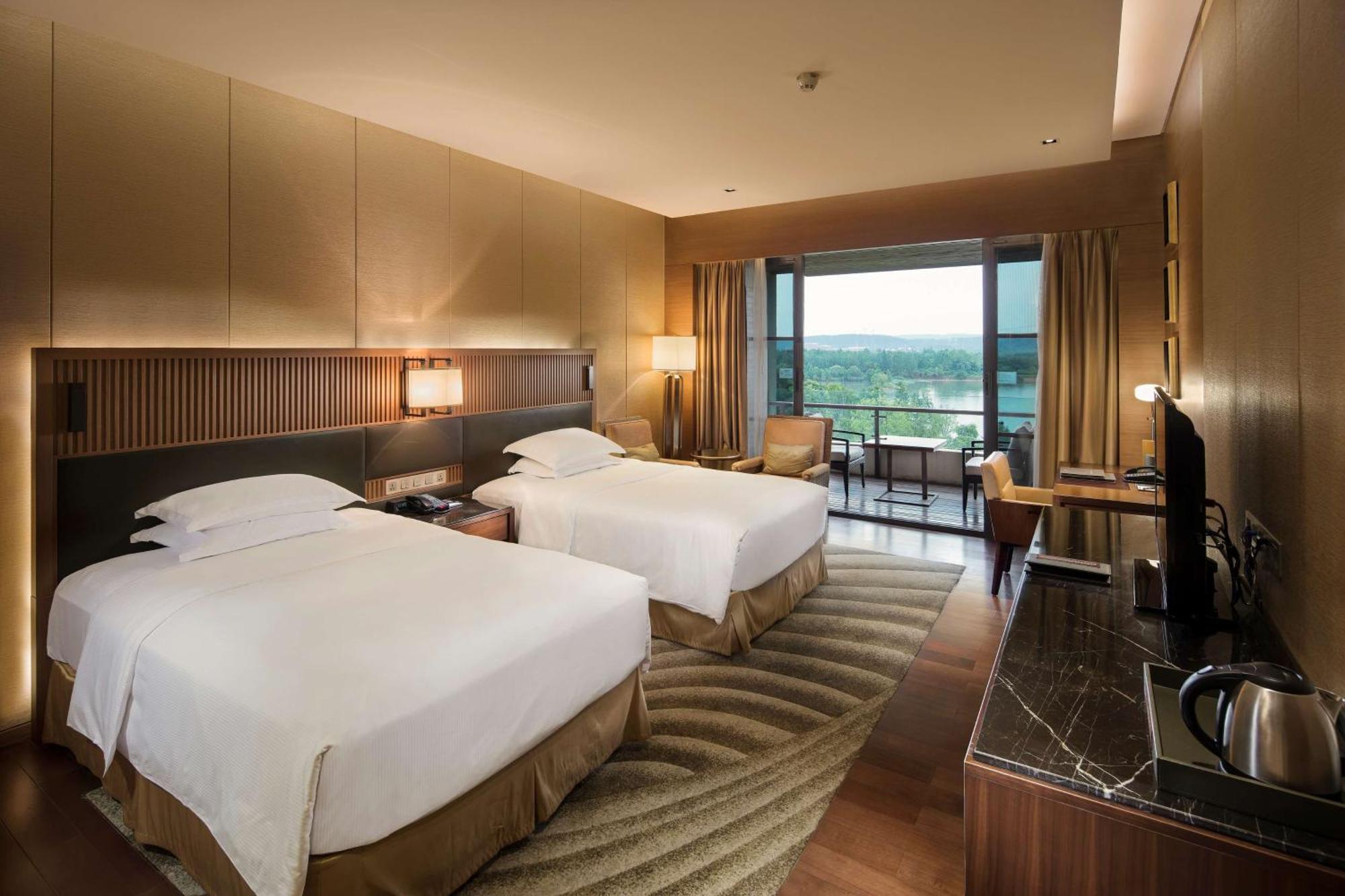Hilton Wuhan Optics Valley Esterno foto