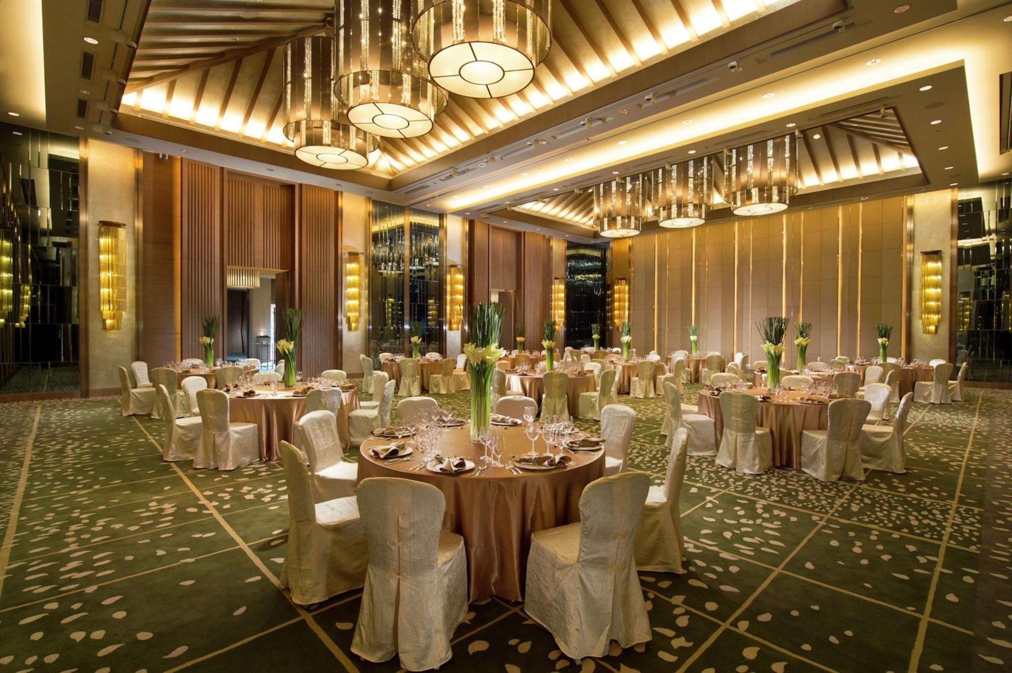 Hilton Wuhan Optics Valley Esterno foto