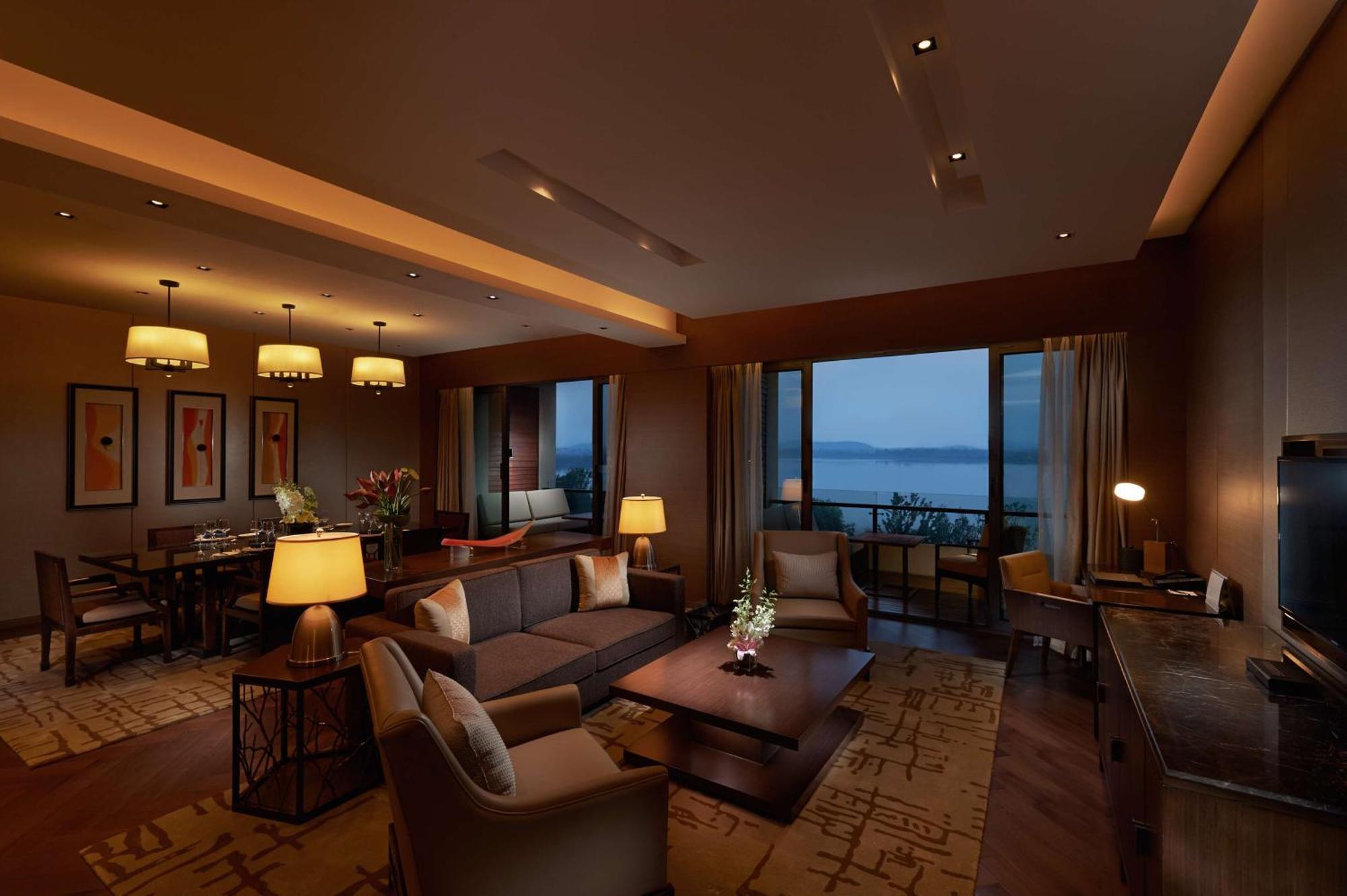 Hilton Wuhan Optics Valley Esterno foto
