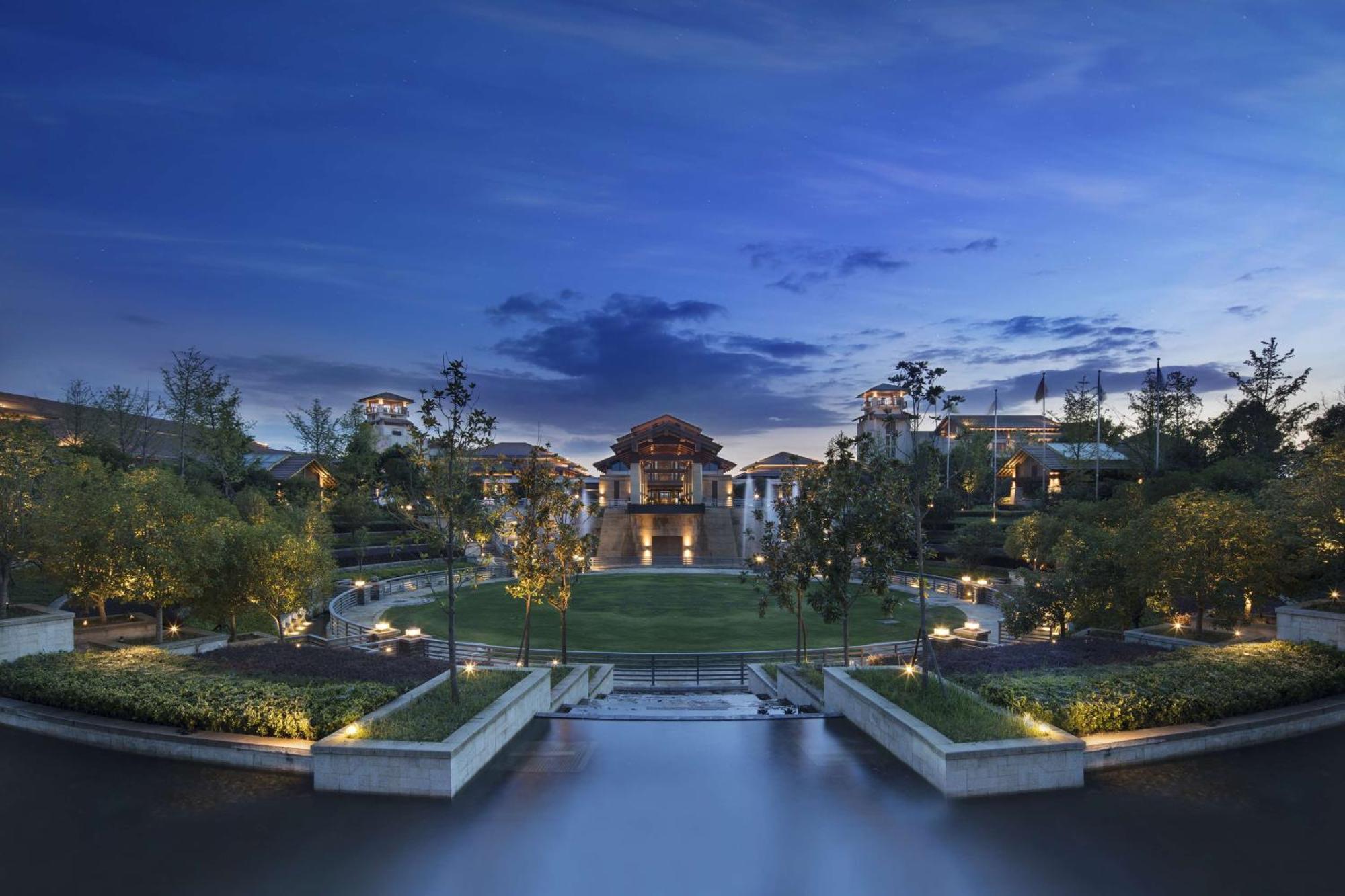 Hilton Wuhan Optics Valley Esterno foto
