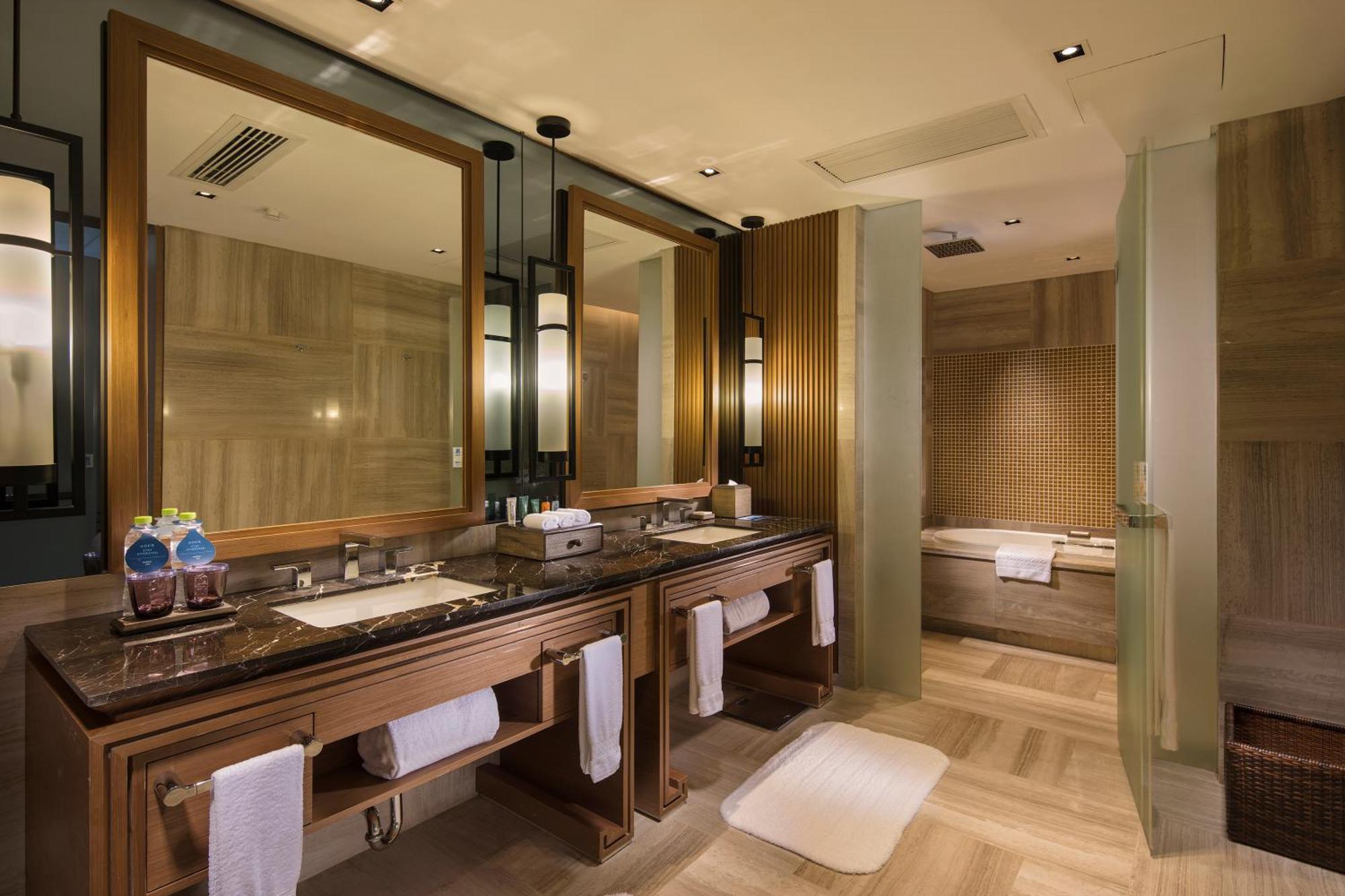 Hilton Wuhan Optics Valley Esterno foto